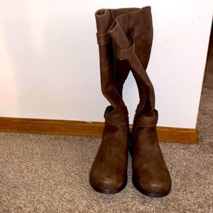 Brown zip up boots 👢